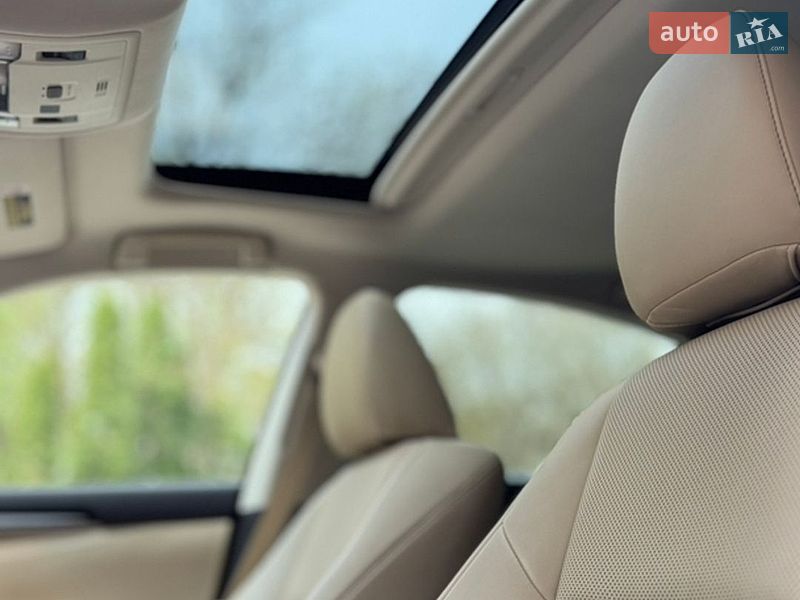 Седан Lexus ES 2015 в Черновцах