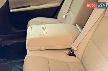 Седан Lexus ES 2015 в Черновцах