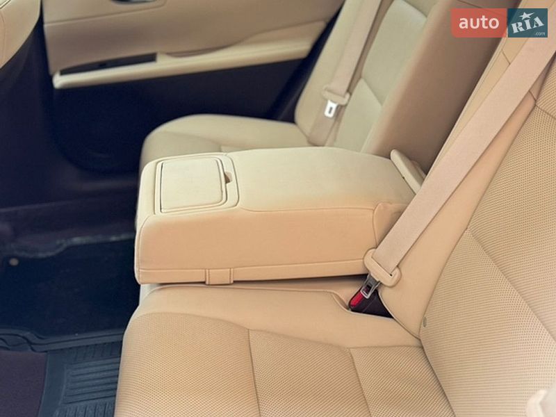 Седан Lexus ES 2015 в Черновцах