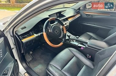 Седан Lexus ES 2012 в Тростянце
