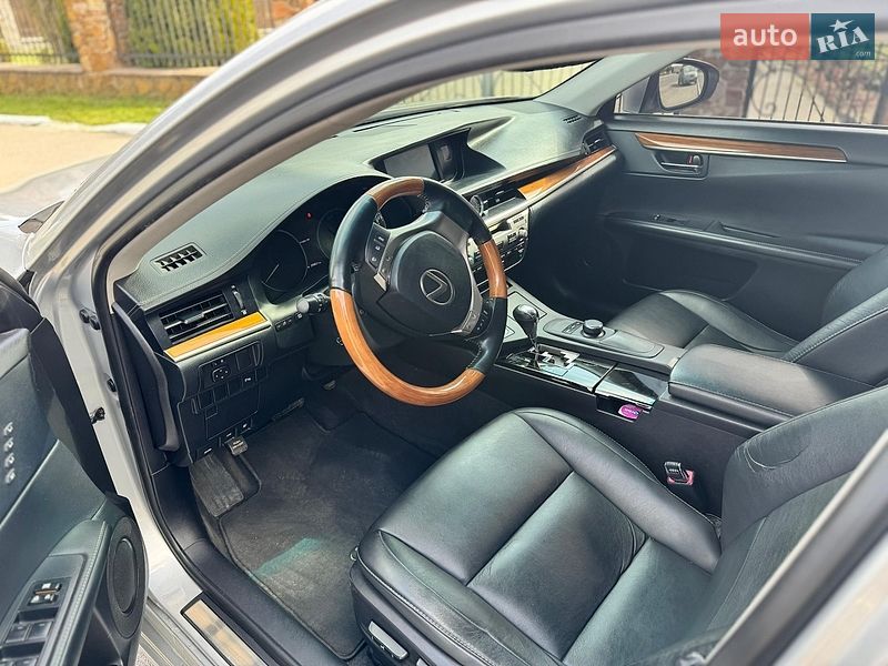 Седан Lexus ES 2012 в Тростянце