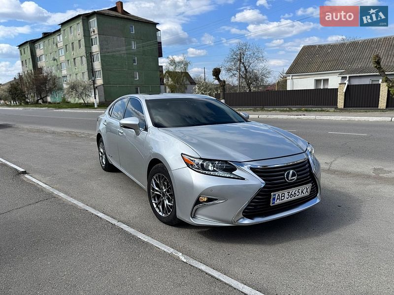 Седан Lexus ES 2012 в Тростянце