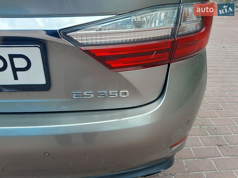 Седан Lexus ES 2018 в Киеве