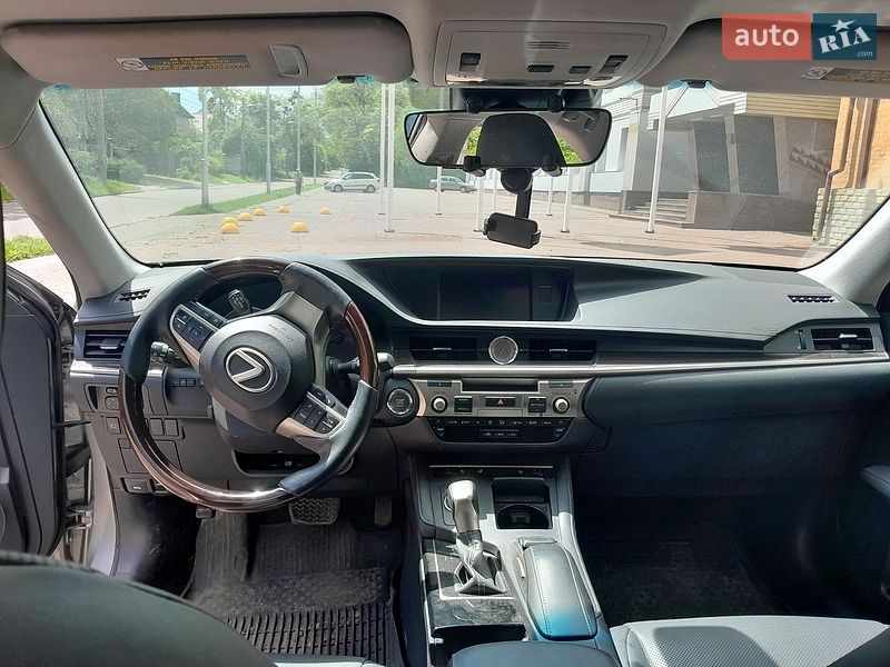 Седан Lexus ES 2018 в Киеве