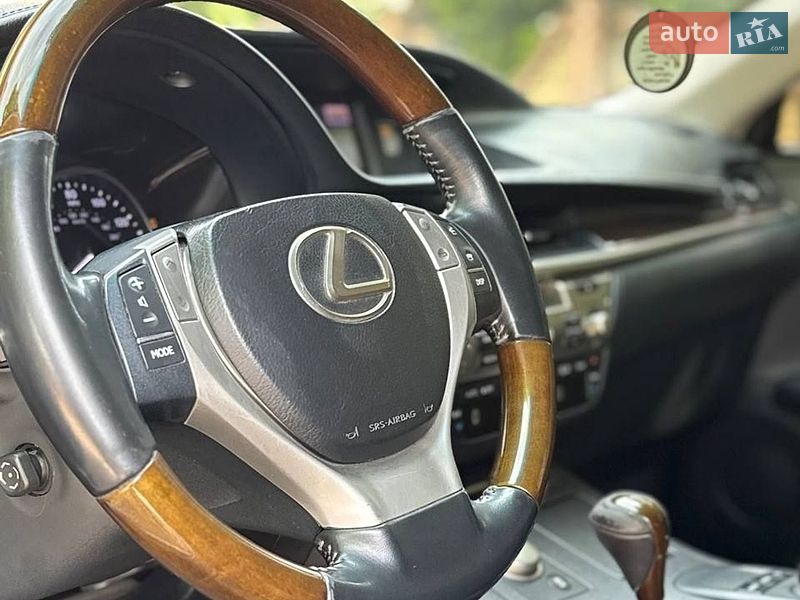 Седан Lexus ES 2012 в Тернополі