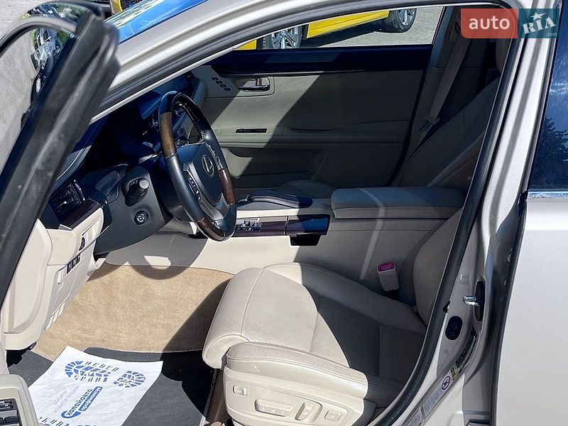 Седан Lexus ES 2012 в Львові