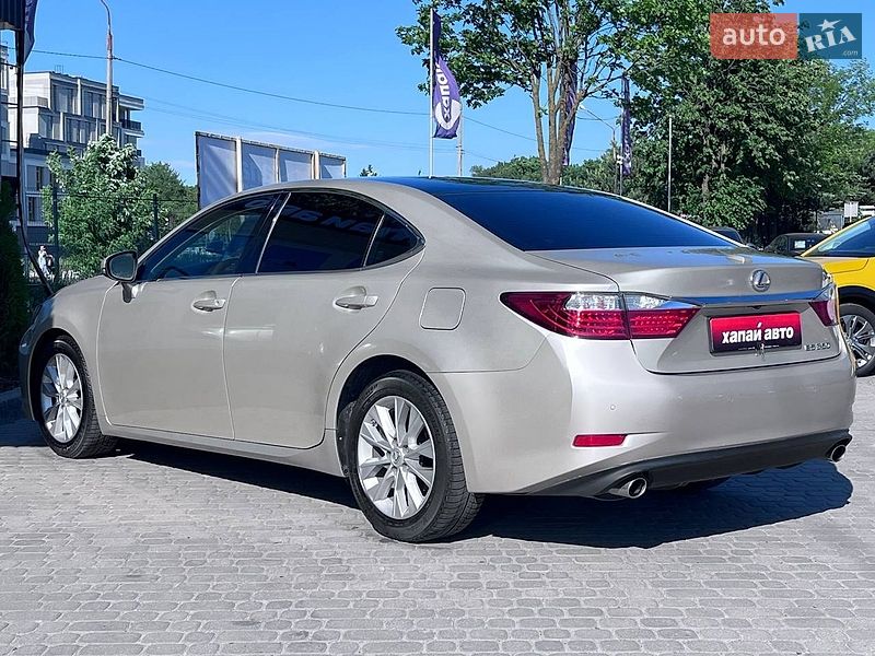 Седан Lexus ES 2012 в Львові