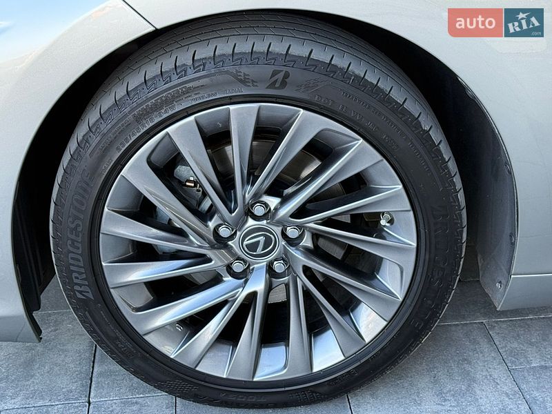 Седан Lexus ES 2023 в Виннице