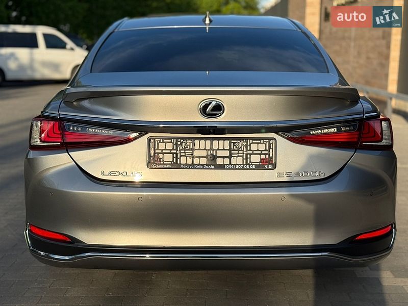 Седан Lexus ES 2023 в Виннице
