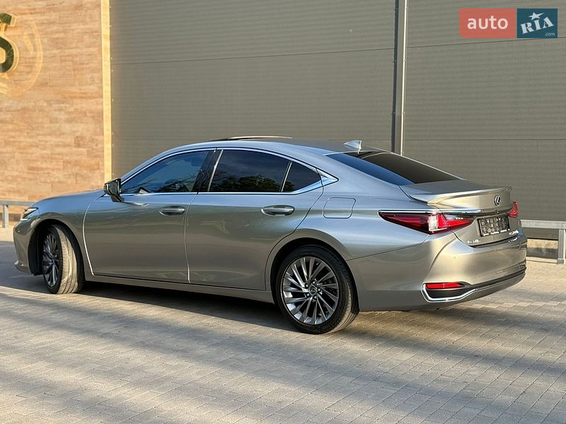 Седан Lexus ES 2023 в Виннице