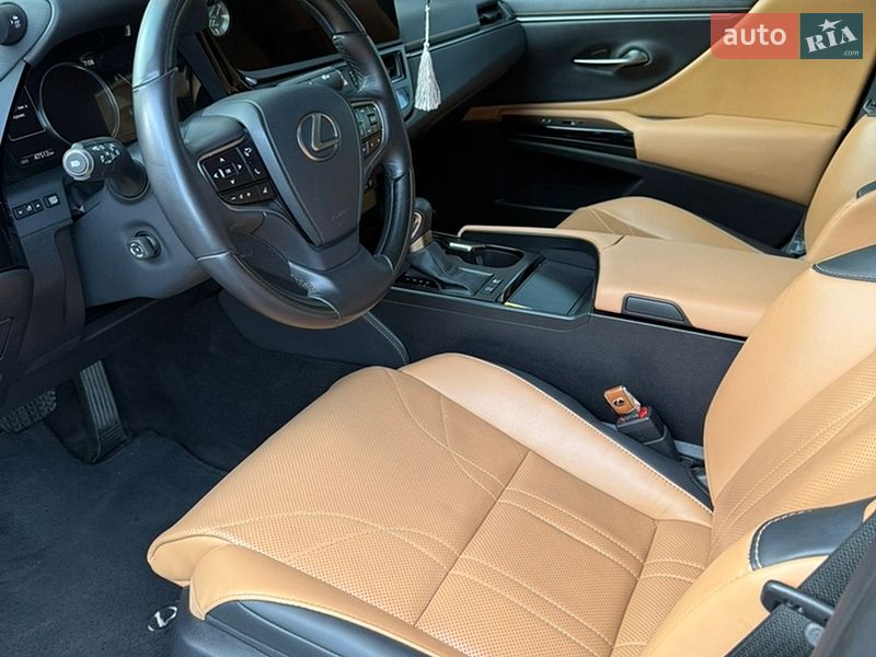 Седан Lexus ES 2023 в Виннице
