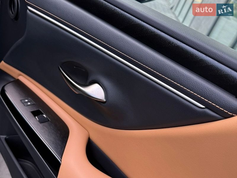 Седан Lexus ES 2023 в Виннице
