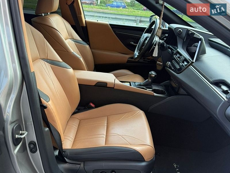 Седан Lexus ES 2023 в Виннице