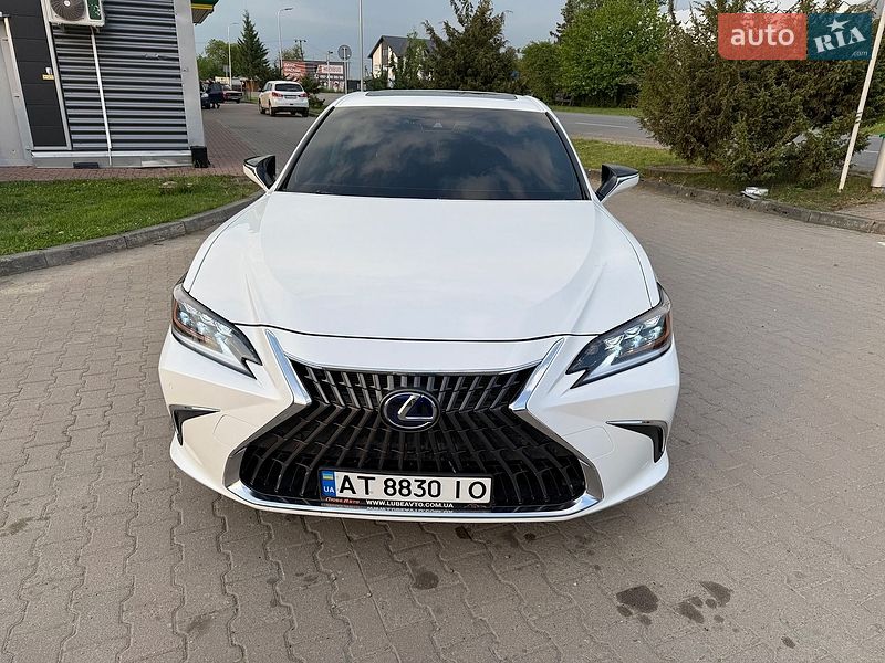 Седан Lexus ES 2019 в Косове