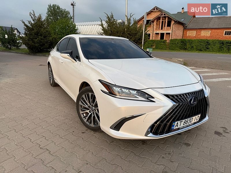 Седан Lexus ES 2019 в Косове