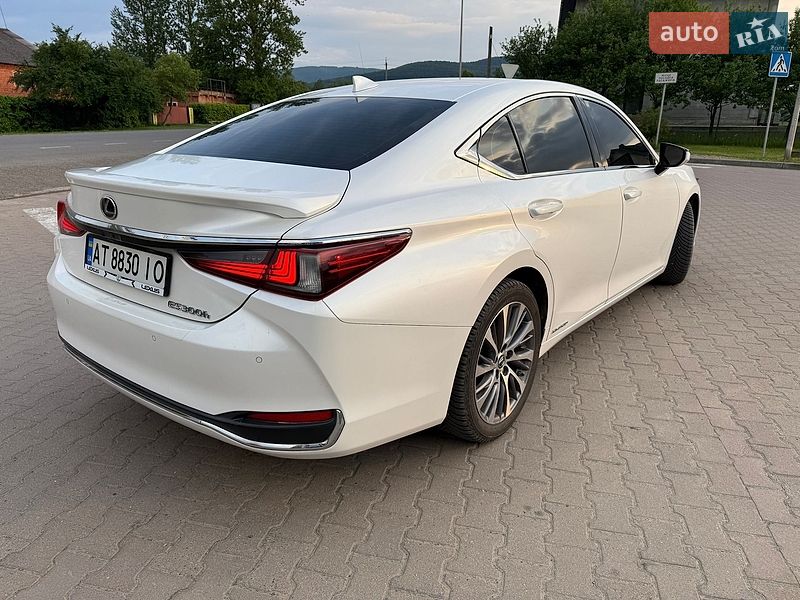 Седан Lexus ES 2019 в Косове
