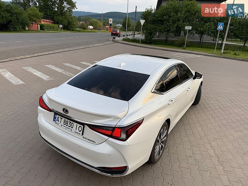 Седан Lexus ES 2019 в Косове
