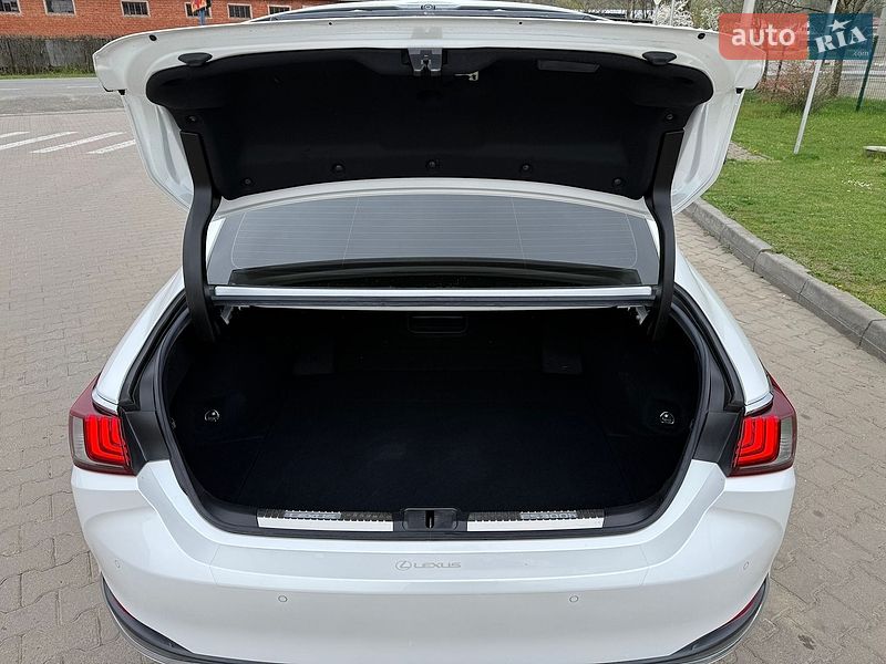 Седан Lexus ES 2019 в Косове