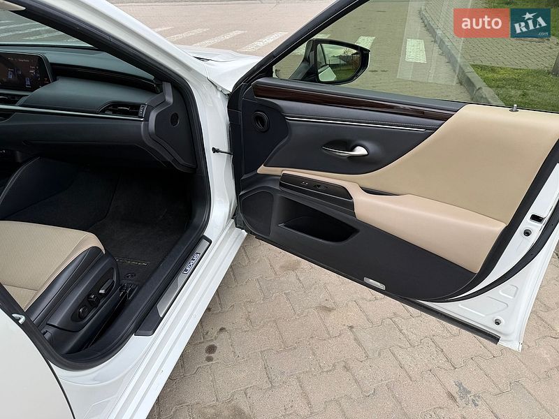 Седан Lexus ES 2019 в Косове