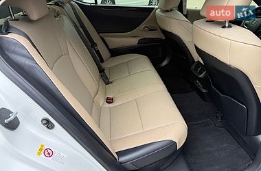 Седан Lexus ES 2019 в Косове