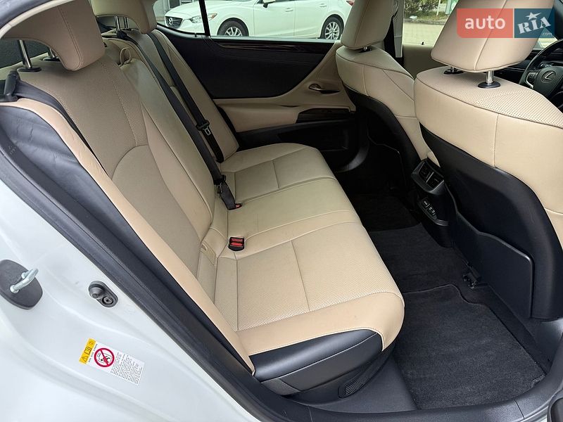Седан Lexus ES 2019 в Косове