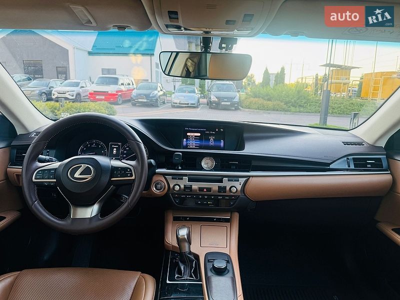 Седан Lexus ES 2018 в Білогородці