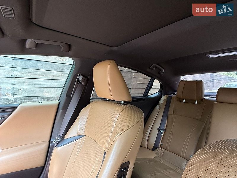 Седан Lexus ES 2018 в Киеве