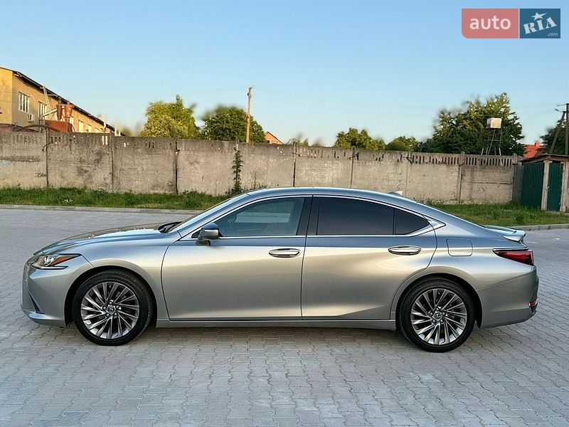 Седан Lexus ES 2023 в Виннице