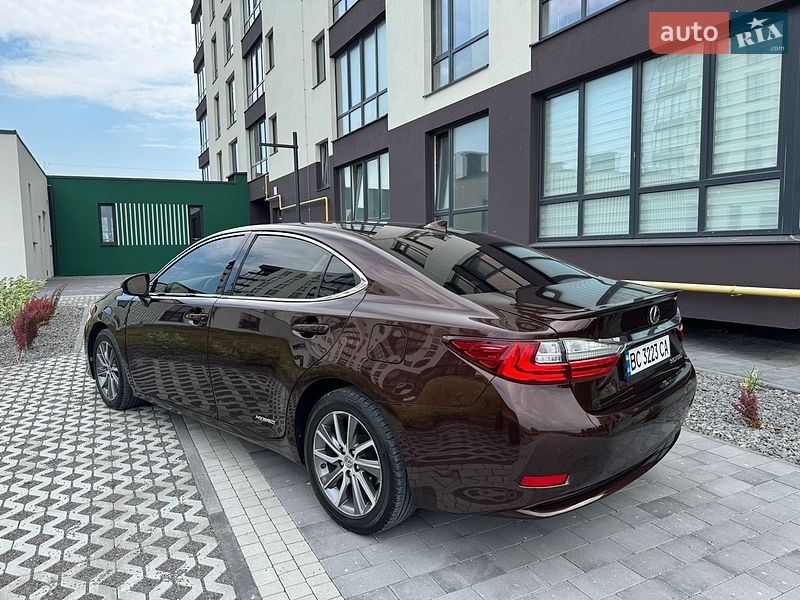 Седан Lexus ES 2015 в Львове