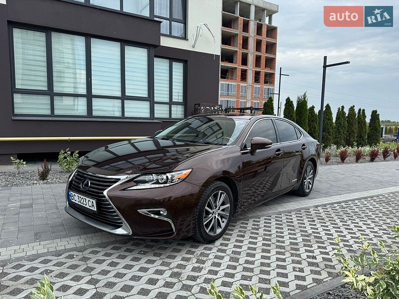 Седан Lexus ES 2015 в Львове