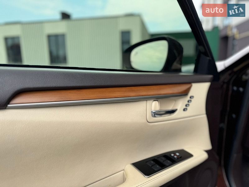 Седан Lexus ES 2015 в Львове