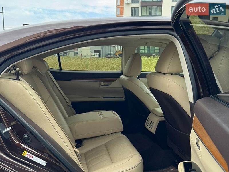 Седан Lexus ES 2015 в Львове