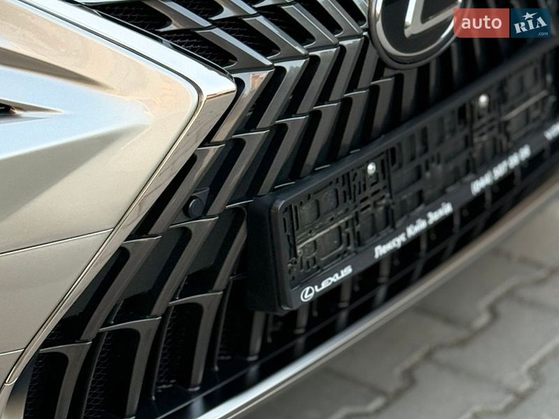 Седан Lexus ES 2023 в Виннице