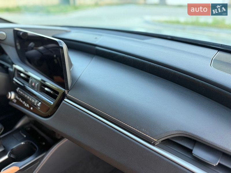 Седан Lexus ES 2023 в Виннице