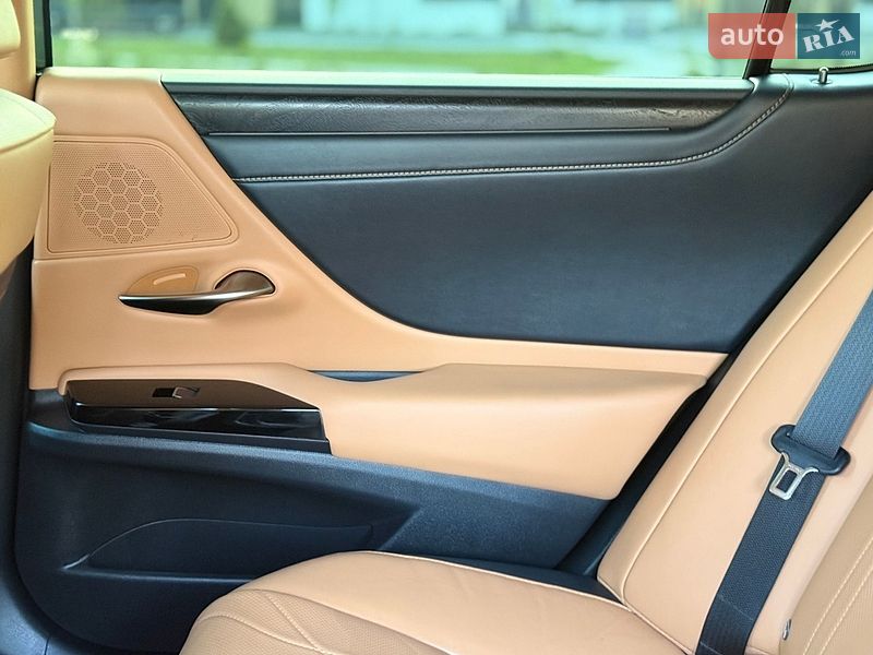 Седан Lexus ES 2023 в Виннице