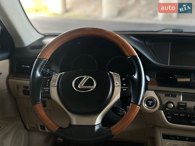 Седан Lexus ES 2013 в Бердичеві