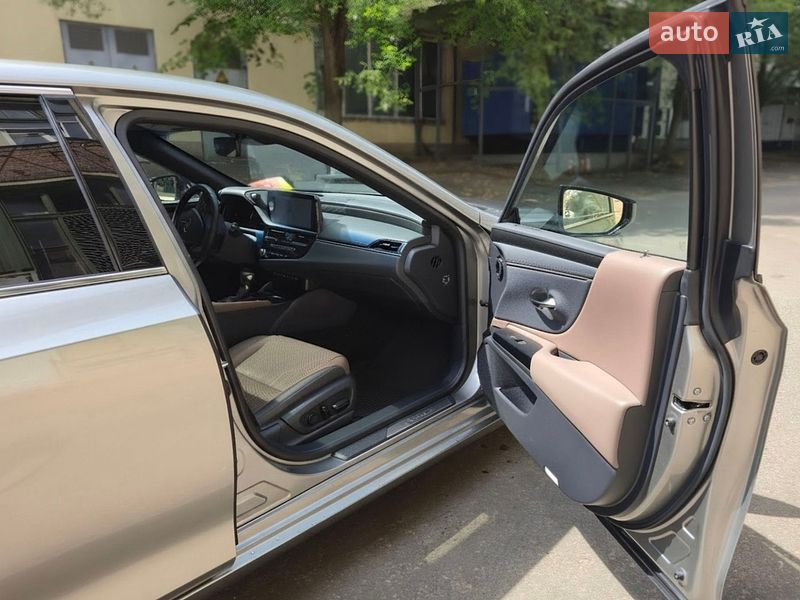 Седан Lexus ES 2023 в Києві