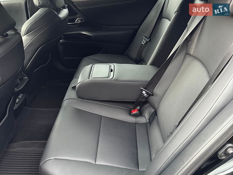 Седан Lexus ES 2023 в Львові