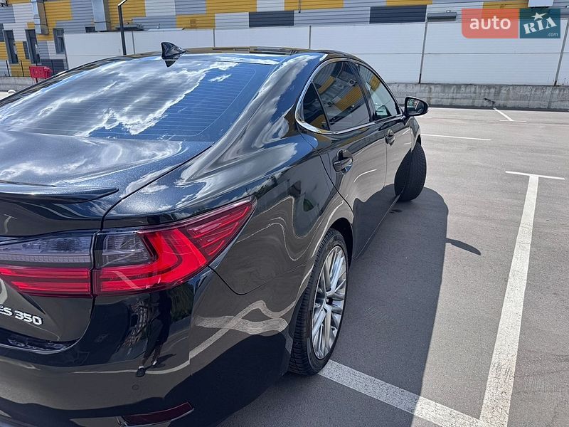 Седан Lexus ES 2015 в Киеве