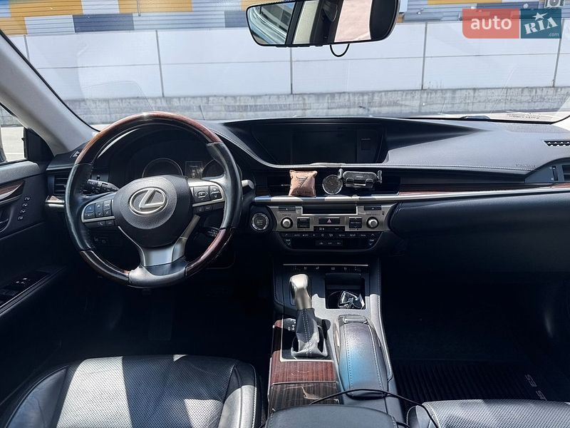 Седан Lexus ES 2015 в Киеве