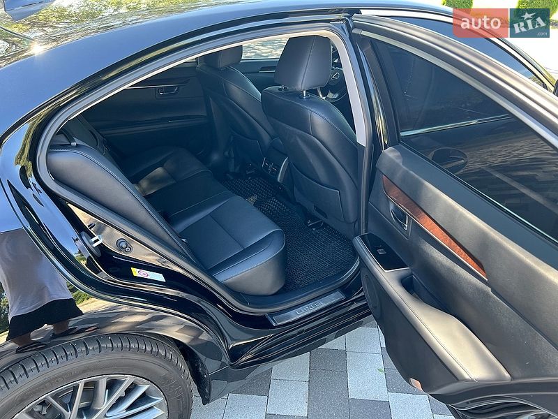 Седан Lexus ES 2018 в Чернигове