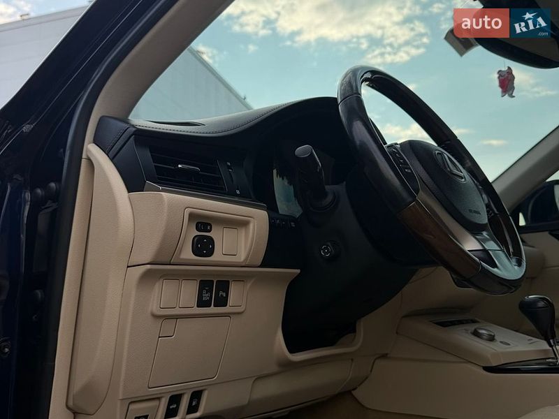 Седан Lexus ES 2015 в Одесі