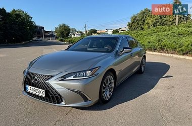 Седан Lexus ES 2024 в Умані