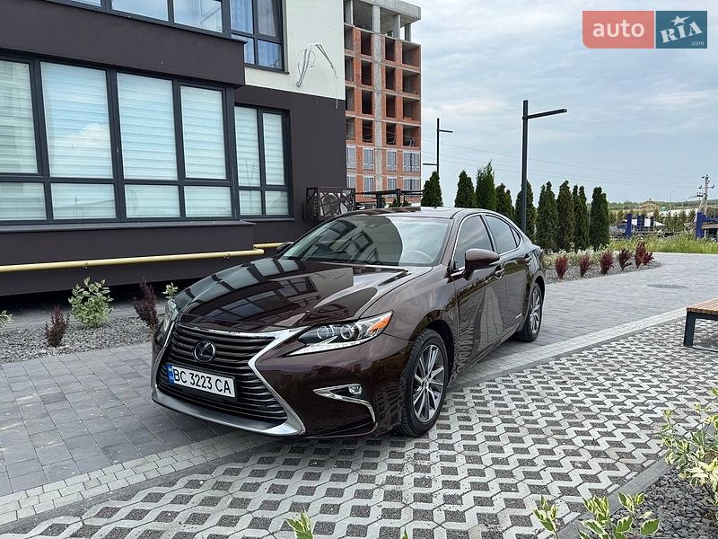 Седан Lexus ES 2015 в Львове