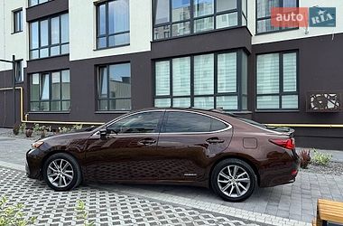 Седан Lexus ES 2015 в Львове