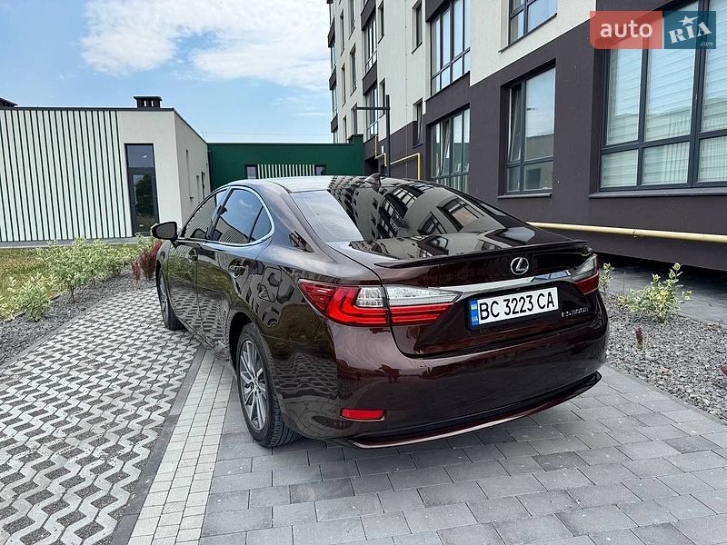 Седан Lexus ES 2015 в Львове