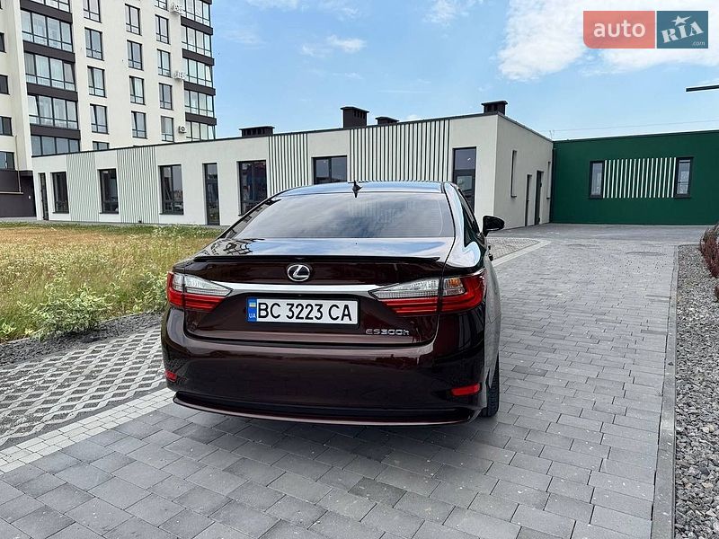 Седан Lexus ES 2015 в Львове