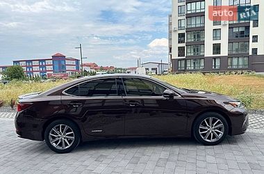 Седан Lexus ES 2015 в Львове