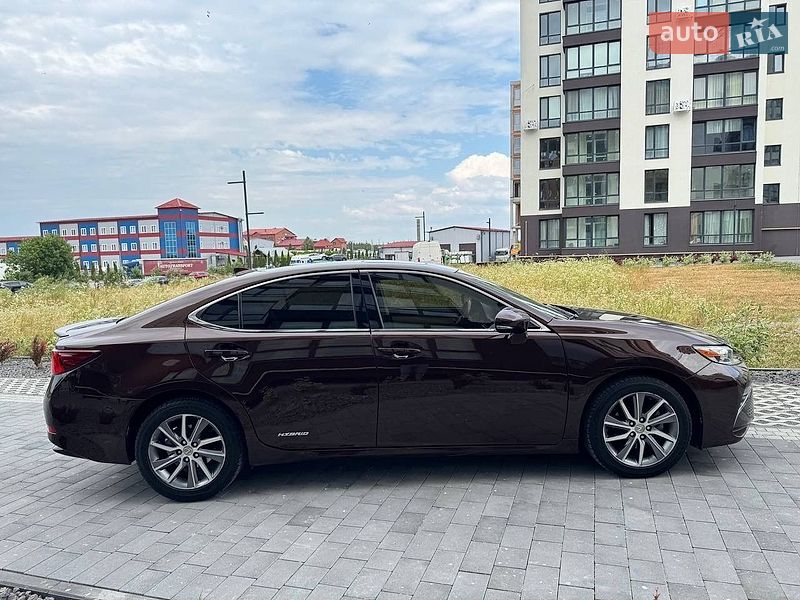 Седан Lexus ES 2015 в Львове