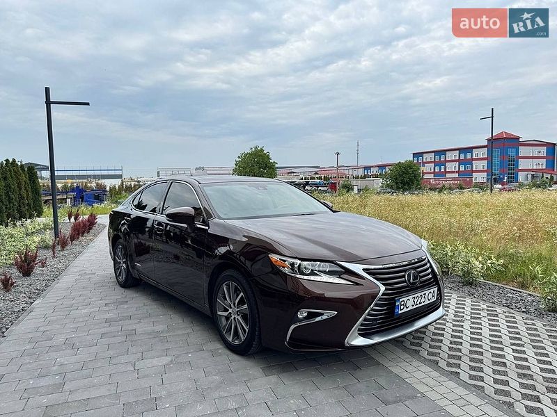 Седан Lexus ES 2015 в Львове